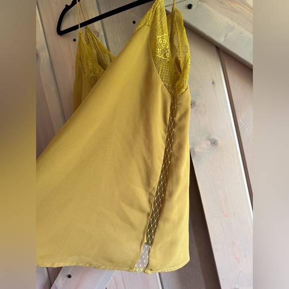 LIKE NEW Wishlist Lace Trim Camisole - Picture 3 of 6